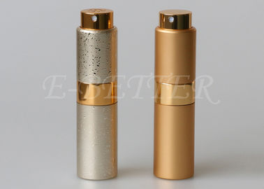 美しい金のねじれは香水オイルのために小型噴霧器を吹きかけ、